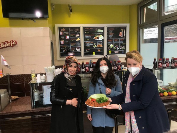 Alman Bakanın çiğköfte keyfi!